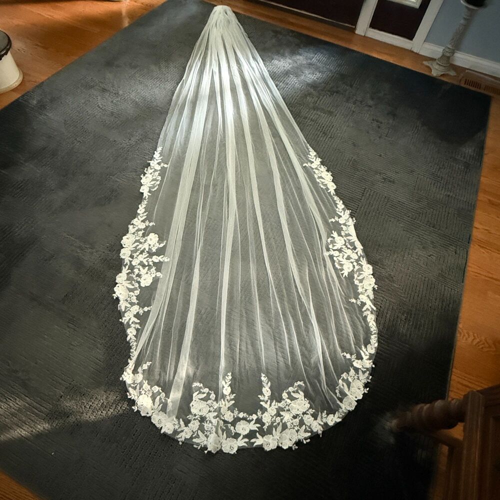Stunning White Wedding Veil Beautiful Floral Details New - Picture 2 of 8